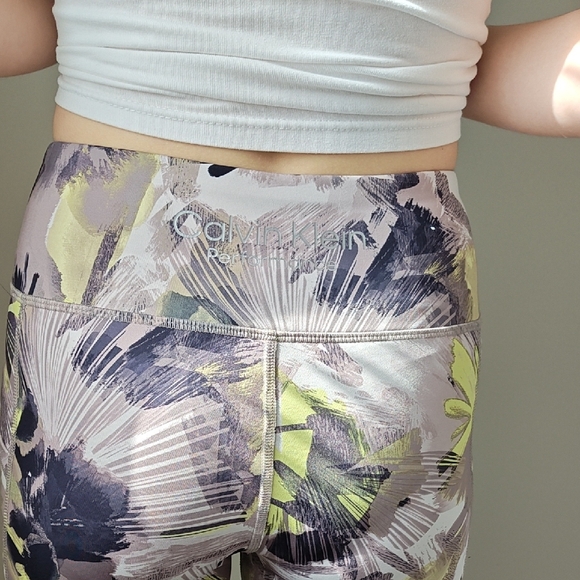 Calvin Klein Floral-Print High-Waist Leggings in Sage, Black & Gray - Picture 3 of 14